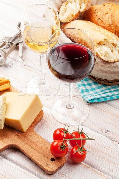 ストックフォト: 白 · 赤ワイン · チーズ · パン · 木製のテーブル · 食品