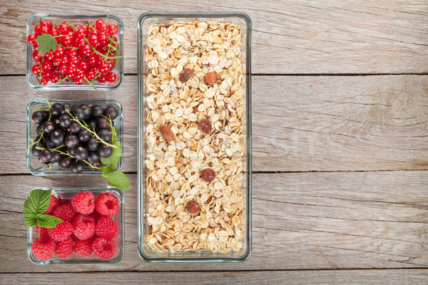 Sani colazione muesli frutti di bosco tavolo in legno Foto d'archivio © karandaev