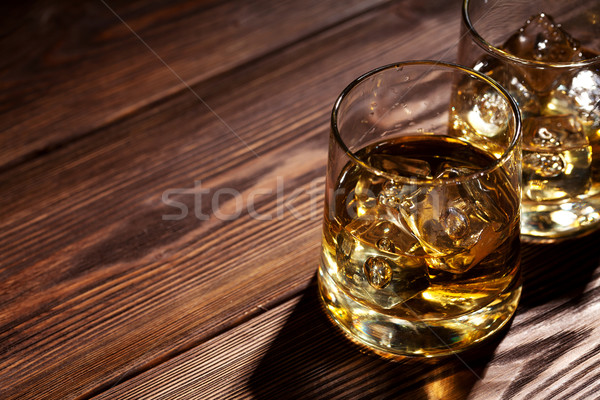 Ochelari whisky gheaţă lemn masa de lemn spatiu copie Imagine de stoc © karandaev