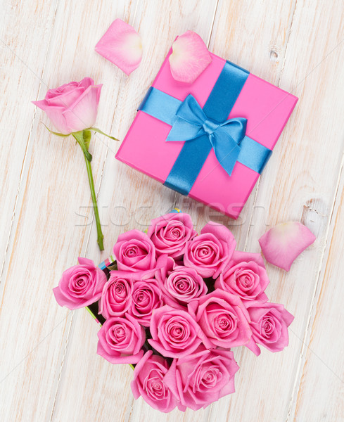 Foto stock: Día · de · san · valentín · caja · de · regalo · completo · rosa · rosas · mesa · de · madera