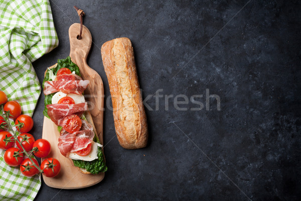 Foto stock: Sanduíche · salada · prosciutto · queijo · pedra