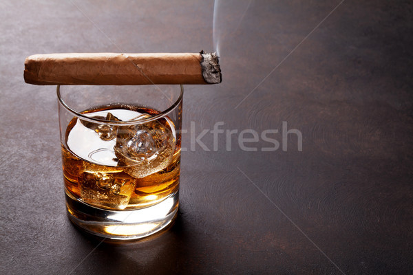 Whisky gheaţă trabuc spatiu copie fundal bea Imagine de stoc © karandaev