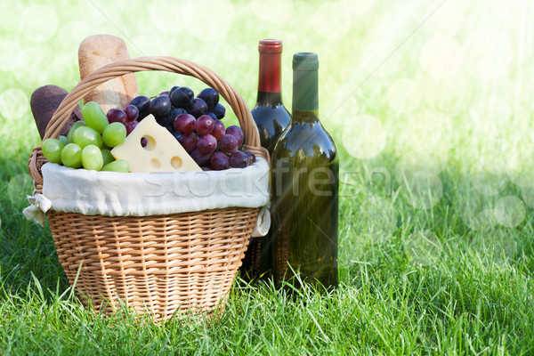 Aire libre cesta de picnic vino césped pan queso Foto stock © karandaev