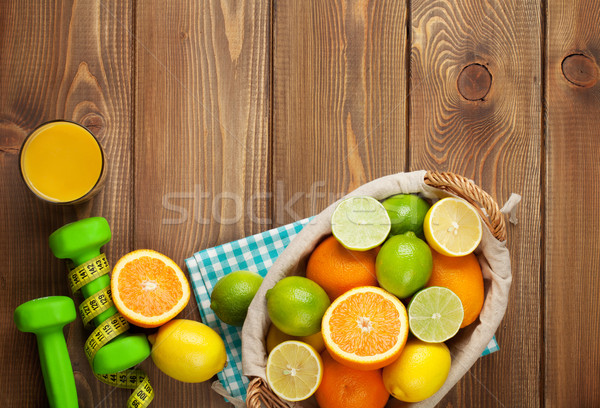 Narenciye meyve sepet portakal limon ahşap masa Stok fotoğraf © karandaev