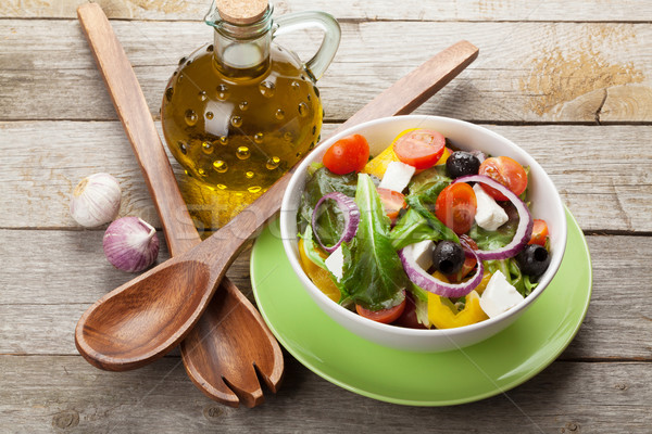 Fresco saudável salada cozinha utensílios mesa de madeira Foto stock © karandaev