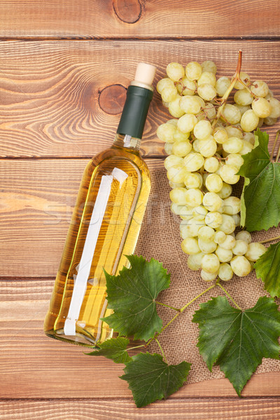 Foto stock: Garrafa · de · vinho · branco · monte · branco · uvas · mesa · de · madeira · vinho