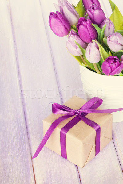 Foto stock: Púrpura · tulipán · ramo · caja · de · regalo · cajas · de · regalo · mesa · de · madera