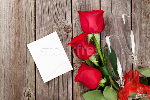 Rose rosse champagne biglietto d'auguri legno top view Foto d'archivio © karandaev