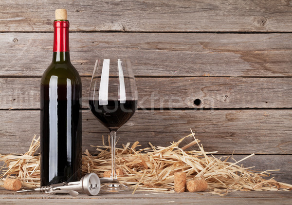 ストックフォト: 赤ワイン · ボトル · ワイングラス · 木製 · 壁 · コピースペース