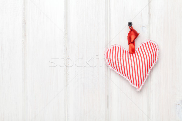 Valentijnsdag speelgoed hart opknoping witte houten Stockfoto © karandaev
