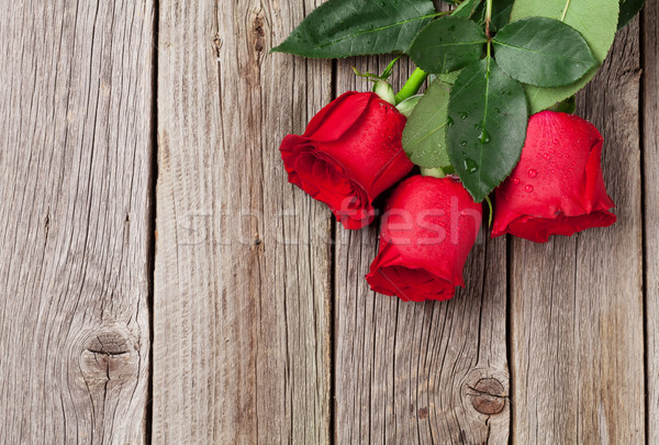 Rosas rojas mesa de madera día de san valentín superior vista espacio de la copia Foto stock © karandaev