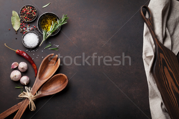 Cozinhar tabela ervas temperos utensílios topo Foto stock © karandaev