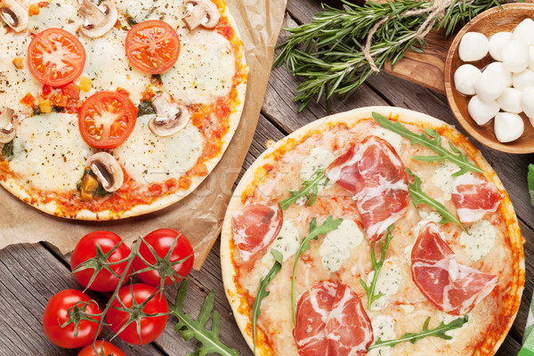 Pizza prosciutto tomaten champignons mozzarella houten tafel Stockfoto © karandaev