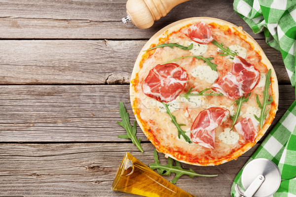 Stok fotoğraf: Pizza · prosciutto · mozzarella · ahşap · masa · üst · görmek