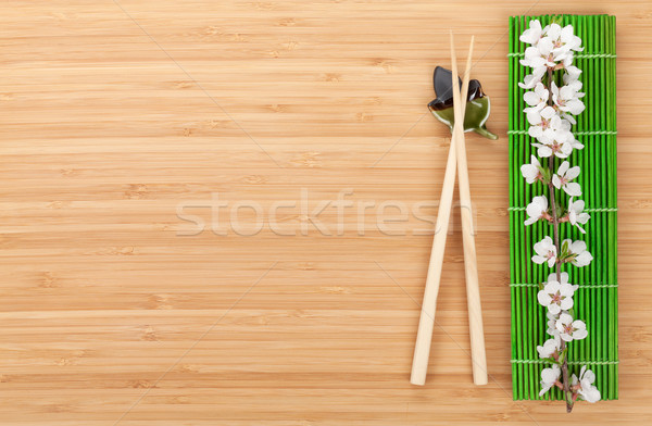 Foto stock: Palillos · sakura · rama · bambú · mesa · espacio · de · la · copia