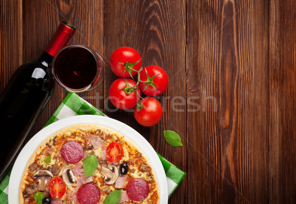 意大利的 比薩 意大利辣味香腸 蕃茄 橄欖 羅勒 商業照片 © karandaev
