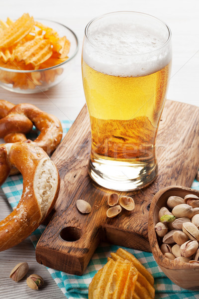 [[stock_photo]]: Bière · collations · table · en · bois · noix · puces