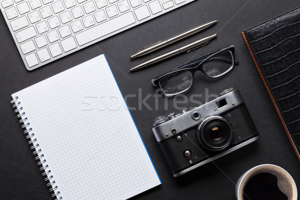 [[stock_photo]]: Caméra · pc · notepad · photo · verres