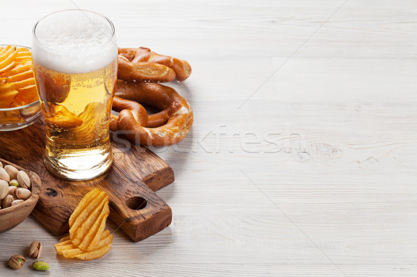 [[stock_photo]]: Bière · collations · table · en · bois · noix · puces