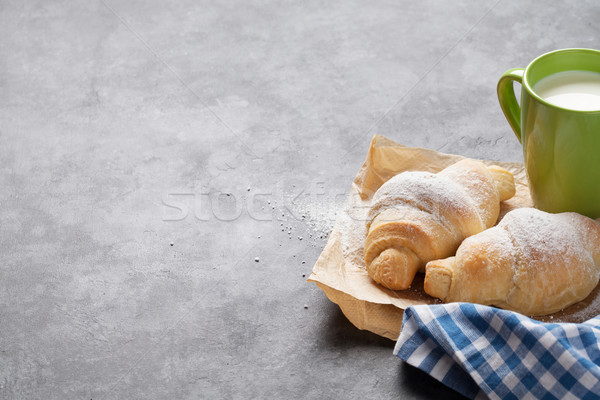 新鮮 羊角麵包 牛奶 石 表 視圖 商業照片 © karandaev