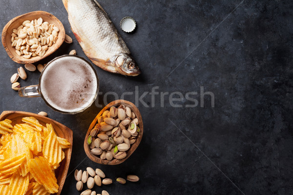 [[stock_photo]]: Bière · collations · pierre · table · noix