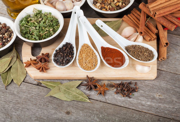 Foto stock: Colorido · ervas · temperos · aromático · ingredientes · mesa · de · madeira