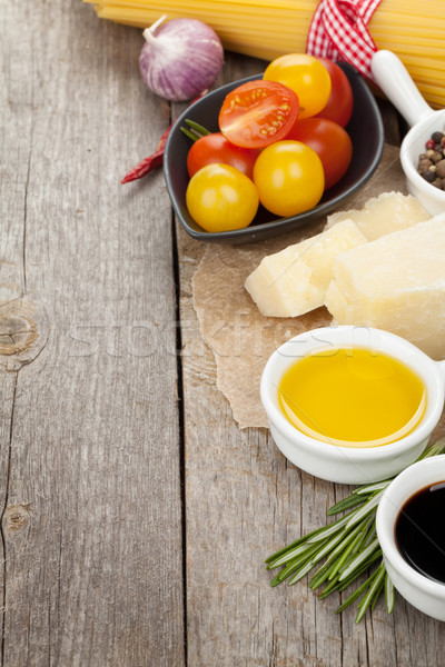 Foto stock: Queijo · parmesão · macarrão · tomates · ervas · temperos · mesa · de · madeira