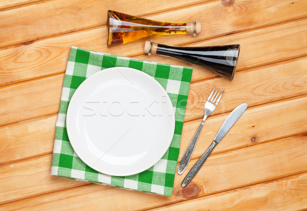üres tányér ezüst étkészlet törölköző fa asztal felülnézet Stock fotó © karandaev