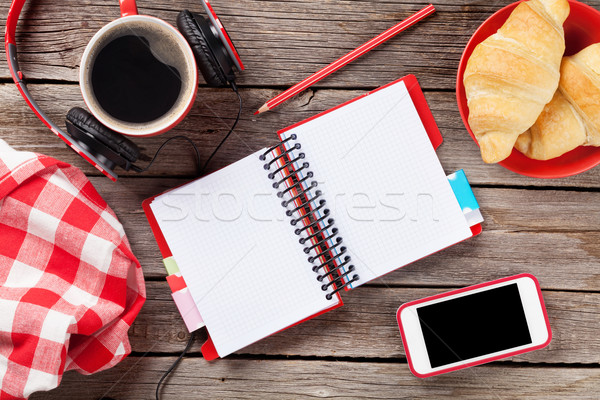 Stockfoto: Vers · croissants · koffie · smartphone · hoofdtelefoon · houten · tafel