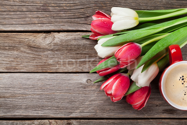 Foto d'archivio: Colorato · tulipani · bouquet · tazza · di · caffè · legno · rosso