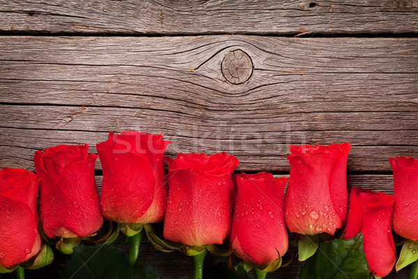 Foto stock: Día · de · san · valentín · tarjeta · de · felicitación · rosas · rosas · rojas · mesa · de · madera · superior