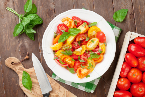 Stockfoto: Vers · kleurrijk · tomaten · basilicum · salade · houten · tafel