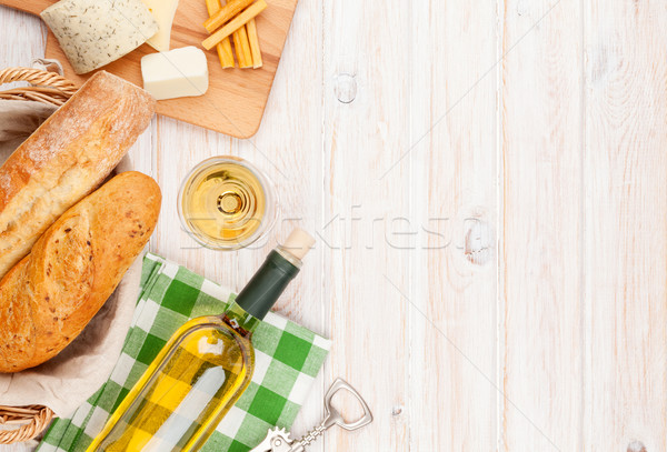 Beyaz şarap peynir ekmek beyaz ahşap masa üst Stok fotoğraf © karandaev