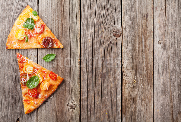 Foto stock: Pizza · tomates · manjericão · caseiro · topo