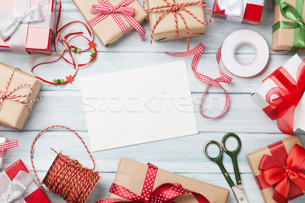 [[stock_photo]]: Noël · carte · de · vœux · coffrets · cadeaux · table · en · bois · haut · vue