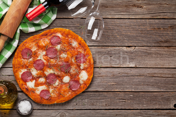 Foto stock: Pizza · pepperoni · mesa · de · madera · superior · vista · espacio