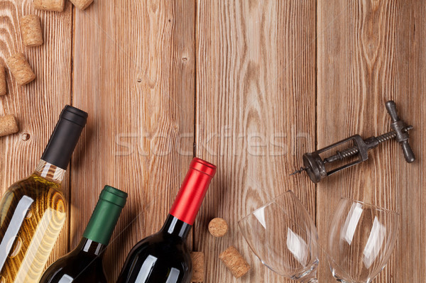 Vino bottiglie tavolo in legno rosso vino bianco top Foto d'archivio © karandaev