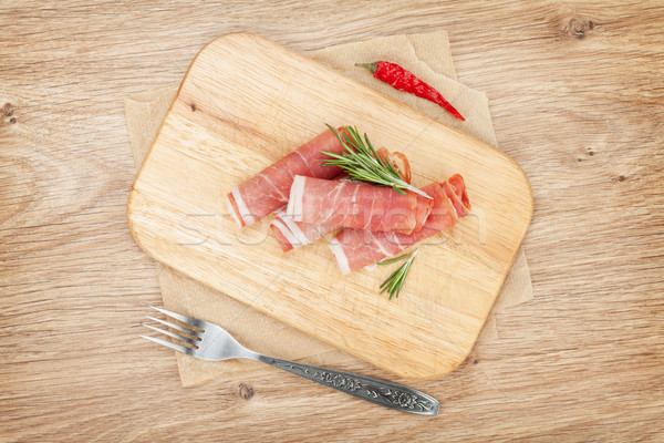 Prosciutto Gewürze Holztisch Essen rot Bord Stock foto © karandaev