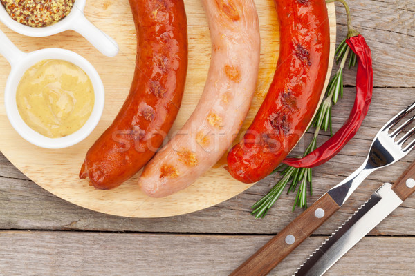 Foto stock: A · la · parrilla · salchichas · tabla · de · cortar · fondo