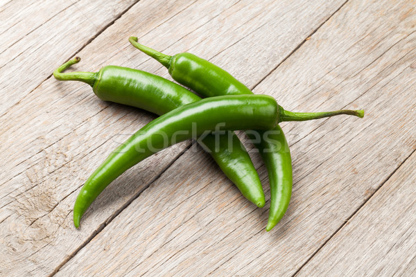 绿色    辣椒    木桌    木    表    黑暗 / green chili pepper