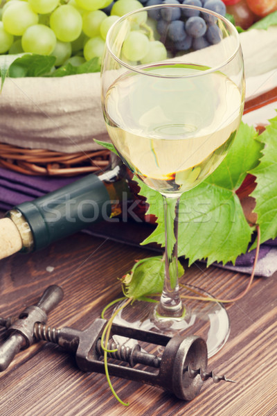 Witte wijn glas fles druiven houten tafel voedsel Stockfoto © karandaev