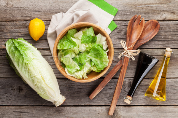 Proaspăt sănătos salată verde salată masa de lemn top Imagine de stoc © karandaev