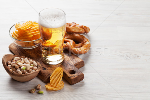 Világos sör sör harapnivalók fa asztal diók sültkrumpli Stock fotó © karandaev