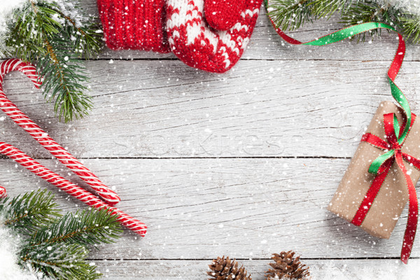 Karácsony ajándék doboz cukorka sétapálca fenyőfa ujjatlan kesztyűk Stock fotó © karandaev