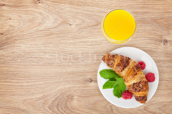 Suco de laranja fresco croissant mesa de madeira cópia espaço Foto stock © karandaev
