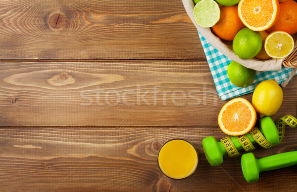 Cítrico frutas cesta laranjas limões mesa de madeira Foto stock © karandaev