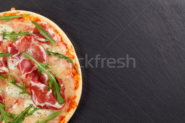 Pizza prosciutto mozzarella kamień tabeli górę Zdjęcia stock © karandaev