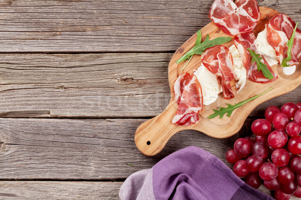 Prosciutto mozzarella vágódeszka fa asztal felső kilátás Stock fotó © karandaev