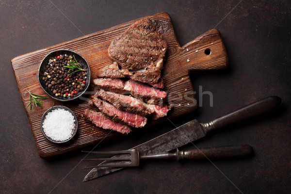 烤 牛排 香料 菜板 頂部 視圖 商業照片 © karandaev