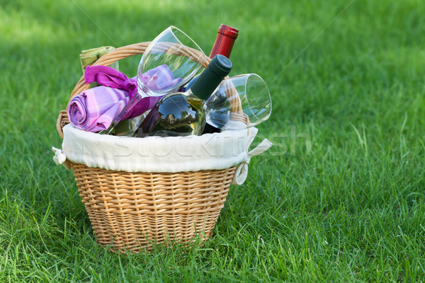 Extérieur panier pique-nique vin pelouse bouteilles verres [[stock_photo]] © karandaev